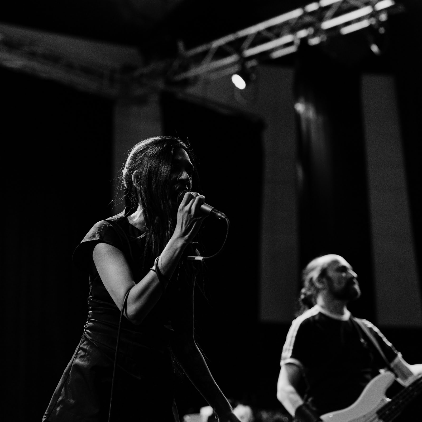 Point Mort est un quintet parisien qui explore les frontières du post-hardcore et du metal, intégrant des éléments pop, électro et hip-hop pour créer un son à la fois brutal et nuancé. Le groupe est reconnu pour ses compositions complexes et ses performances live intenses. - Image 4